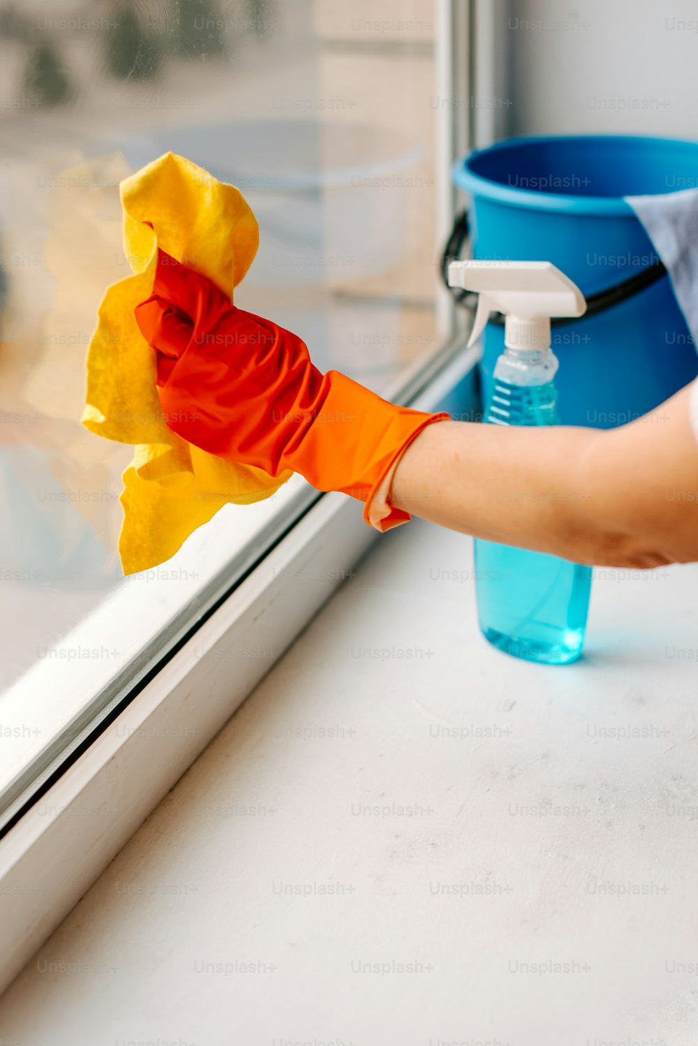 uma pessoa limpando uma janela com um pano