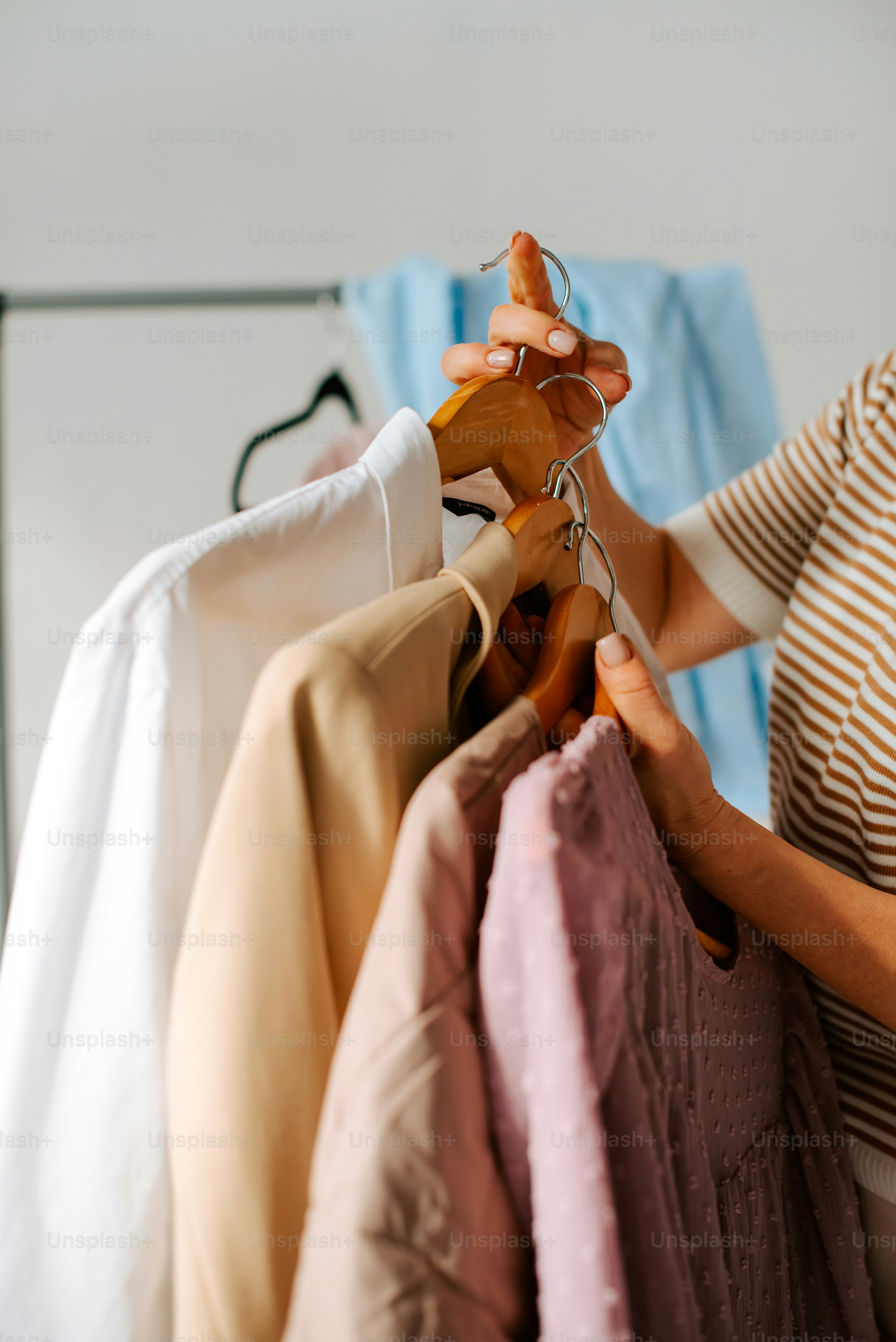 はさみとズボンを持つ女性