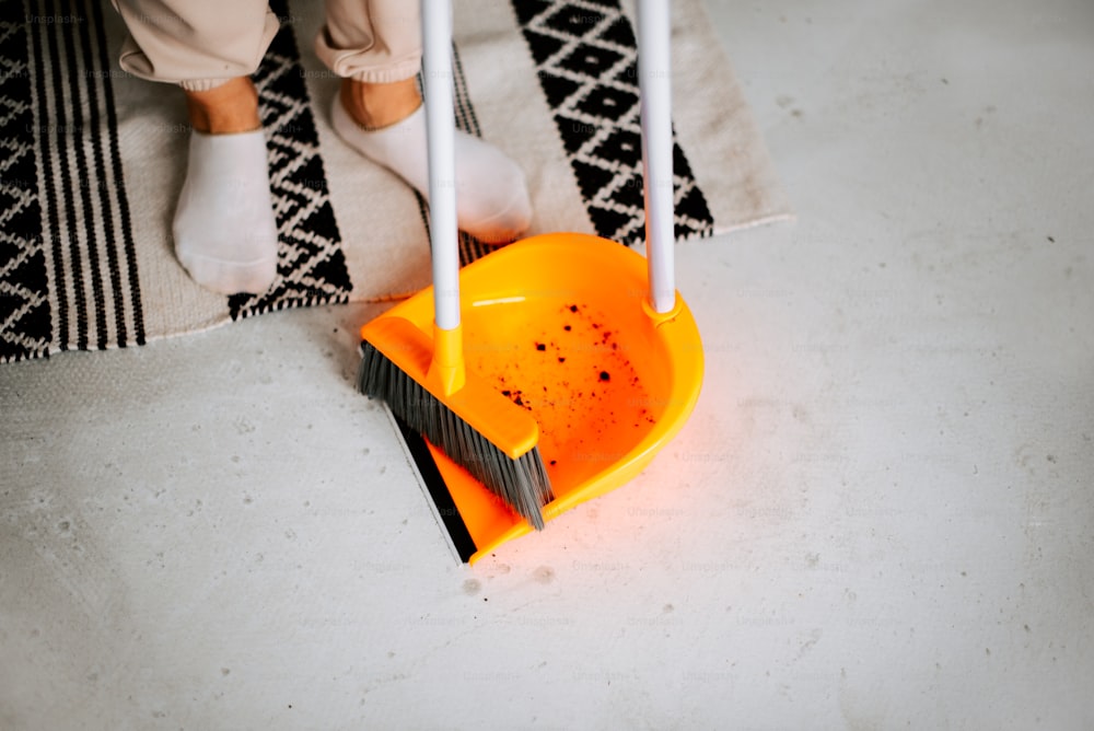 Foto Una persona está limpiando el piso con un trapeador – Limpieza Imagen  en Unsplash