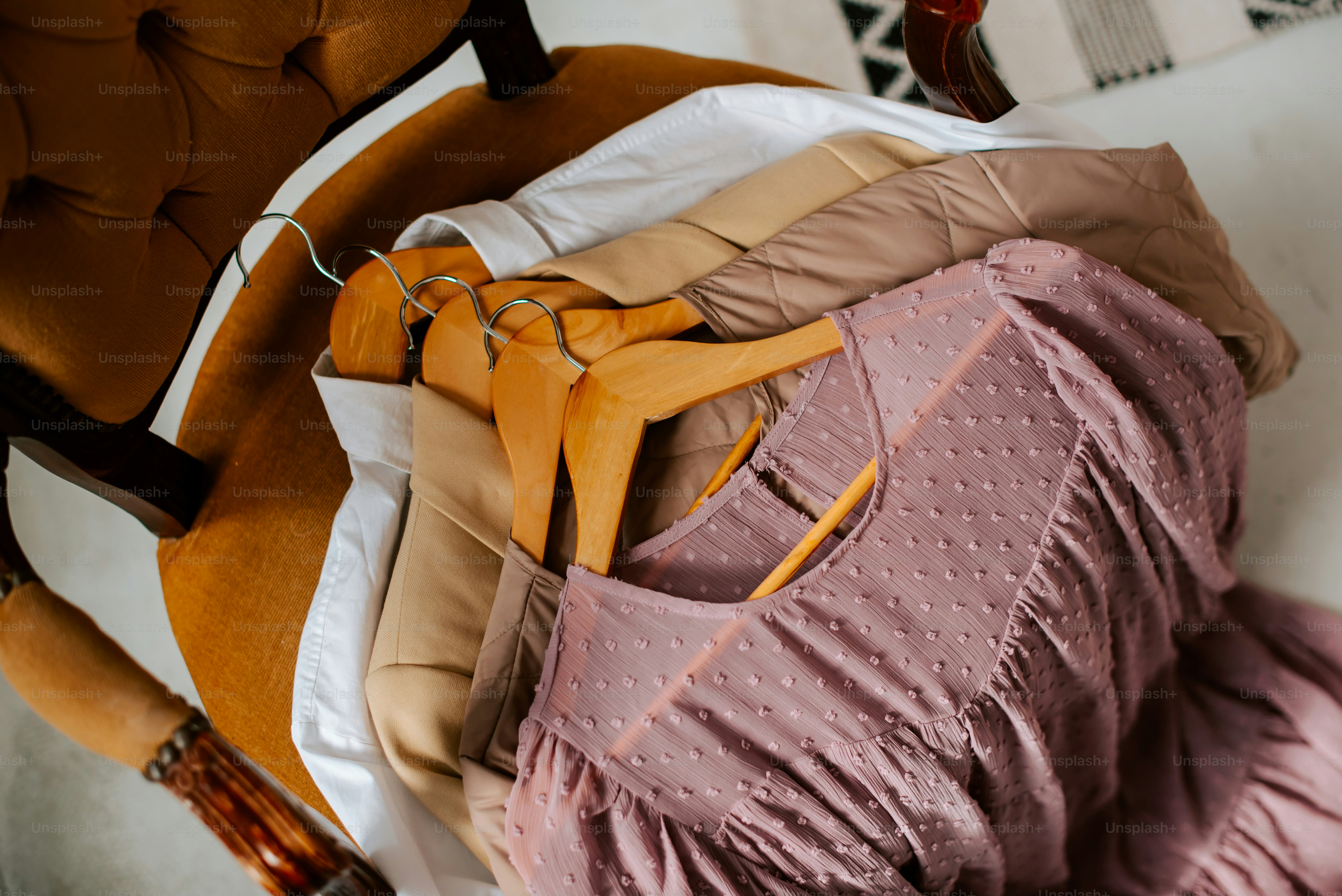 木製の椅子の上に座っている服の山