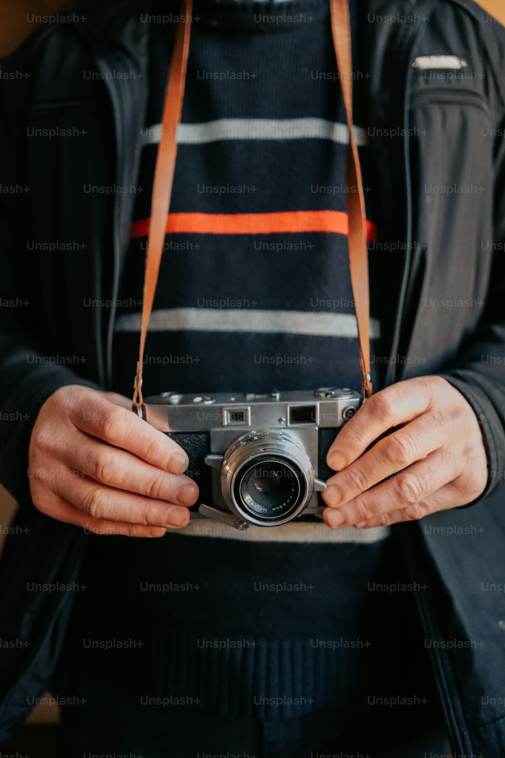 um homem segurando uma câmera em suas mãos