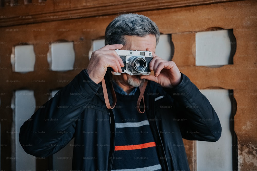 un uomo che scatta una foto di se stesso con una macchina fotografica