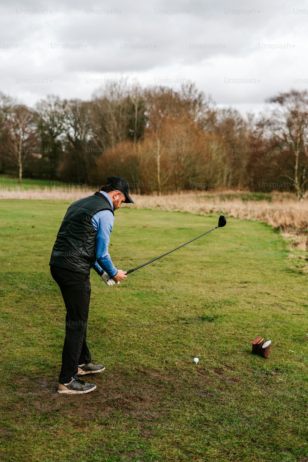 Ein Mann, der mit einem Golfschläger einen Golfball schlägt