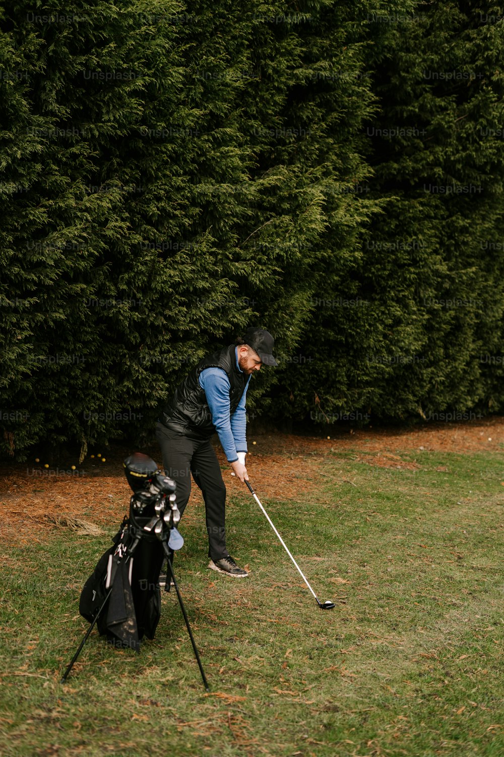 a man is playing golf in the grass