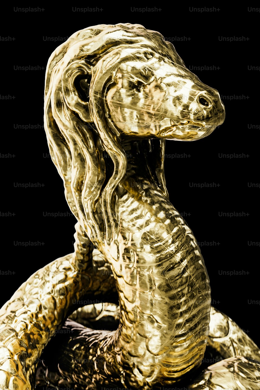 Una statua dorata di un serpente su uno sfondo nero
