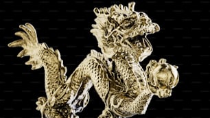 uma estátua colorida de ouro de um dragão em um fundo preto