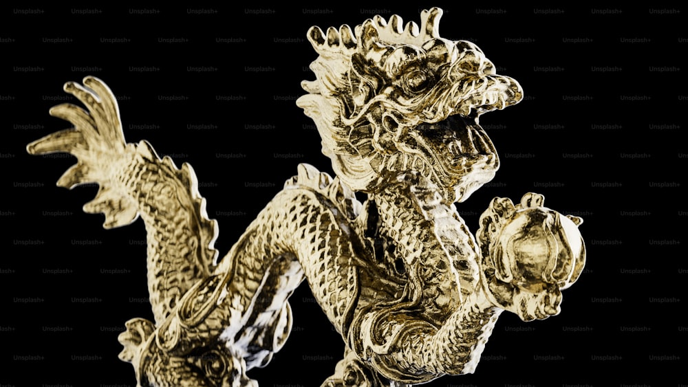 Una estatua dorada de un dragón sobre un fondo negro
