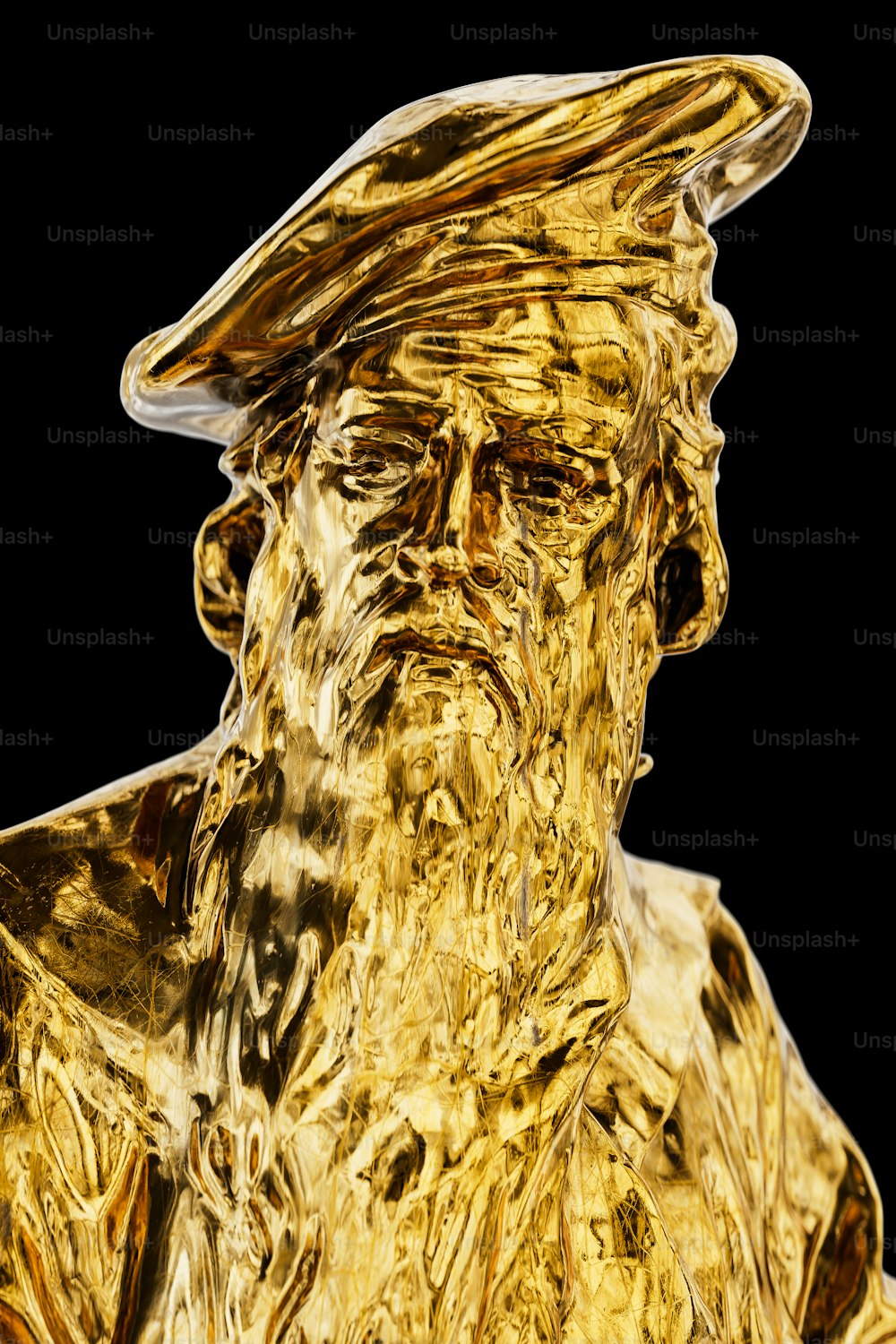 Une statue dorée d’un homme avec un chapeau sur la tête