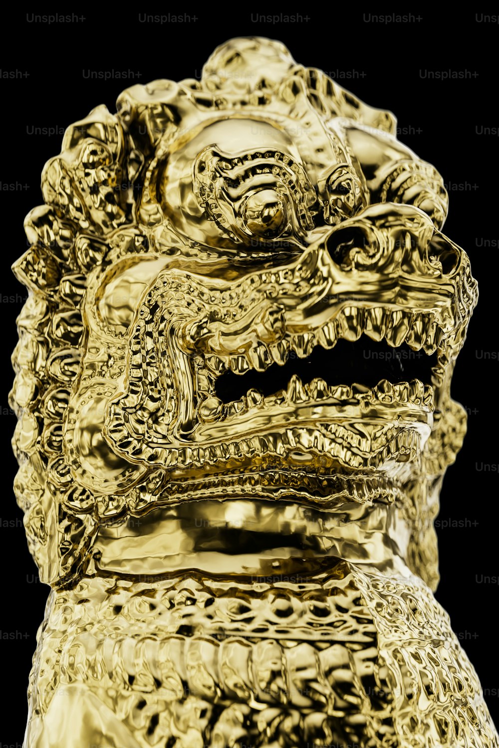 Una estatua dorada de un dragón con un fondo negro