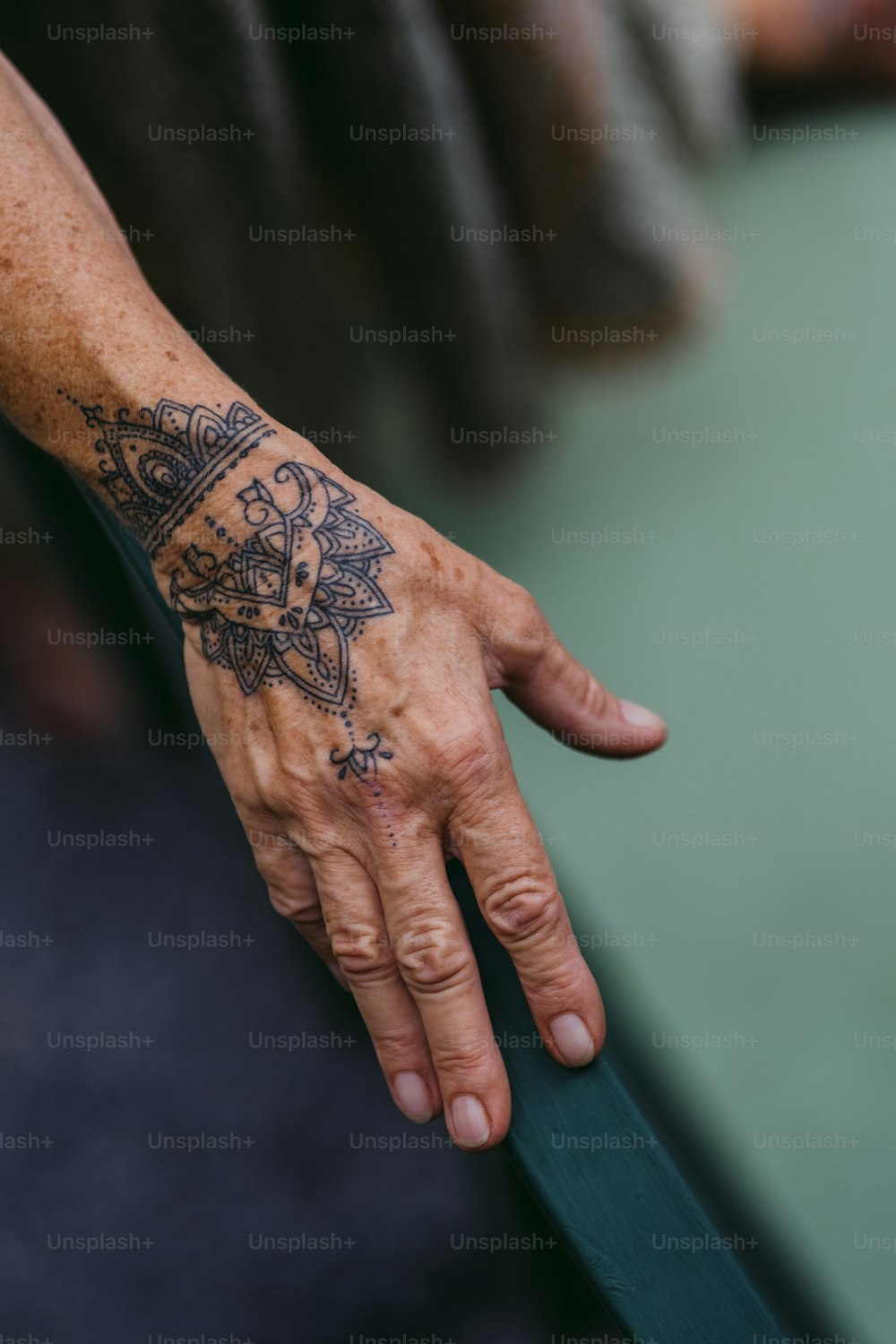 문신이있는 사람의 손