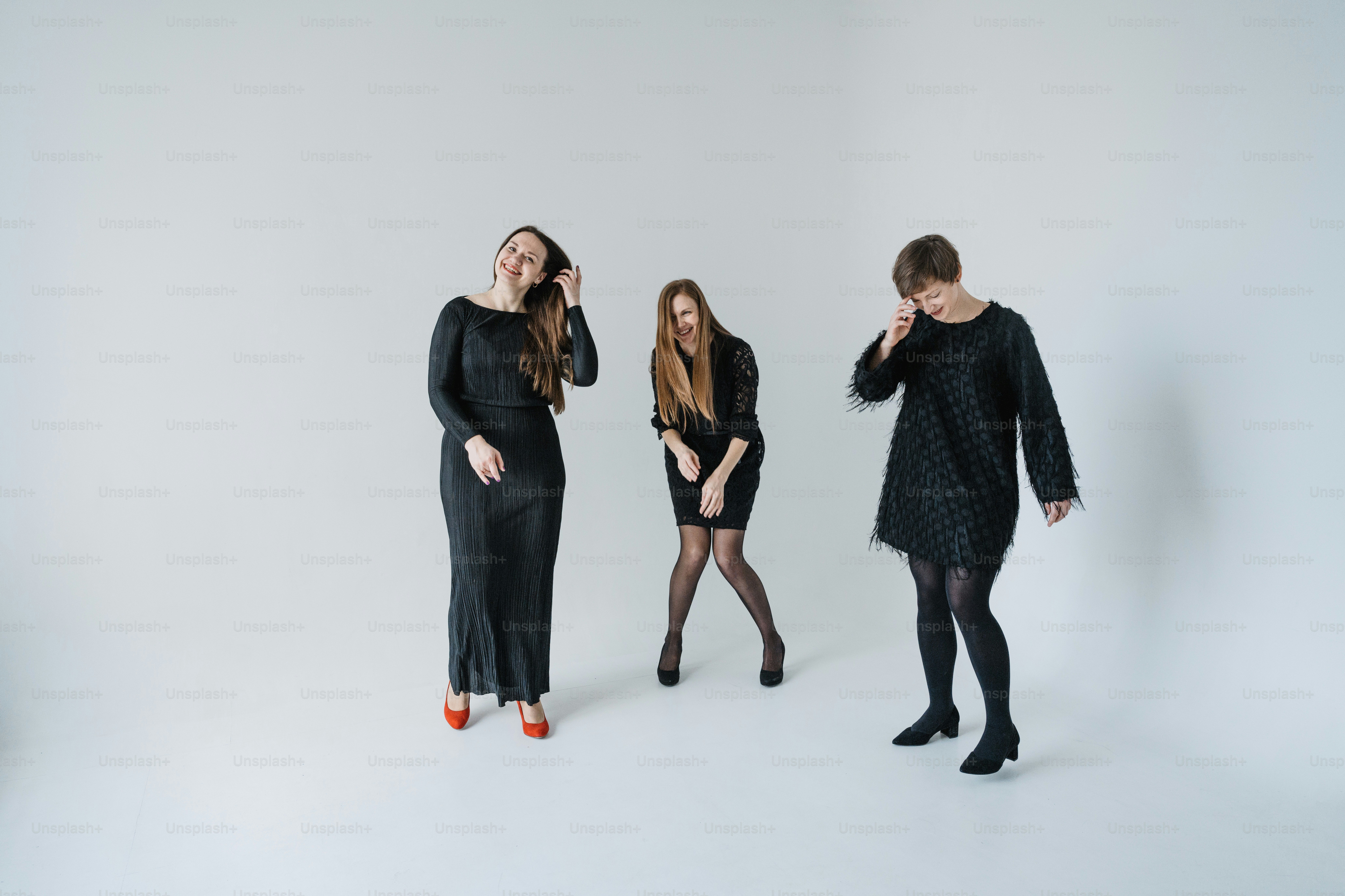 隣同士に立つ3人の女性のグループ
