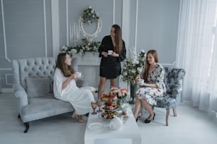 Un grupo de mujeres sentadas alrededor de una mesa blanca