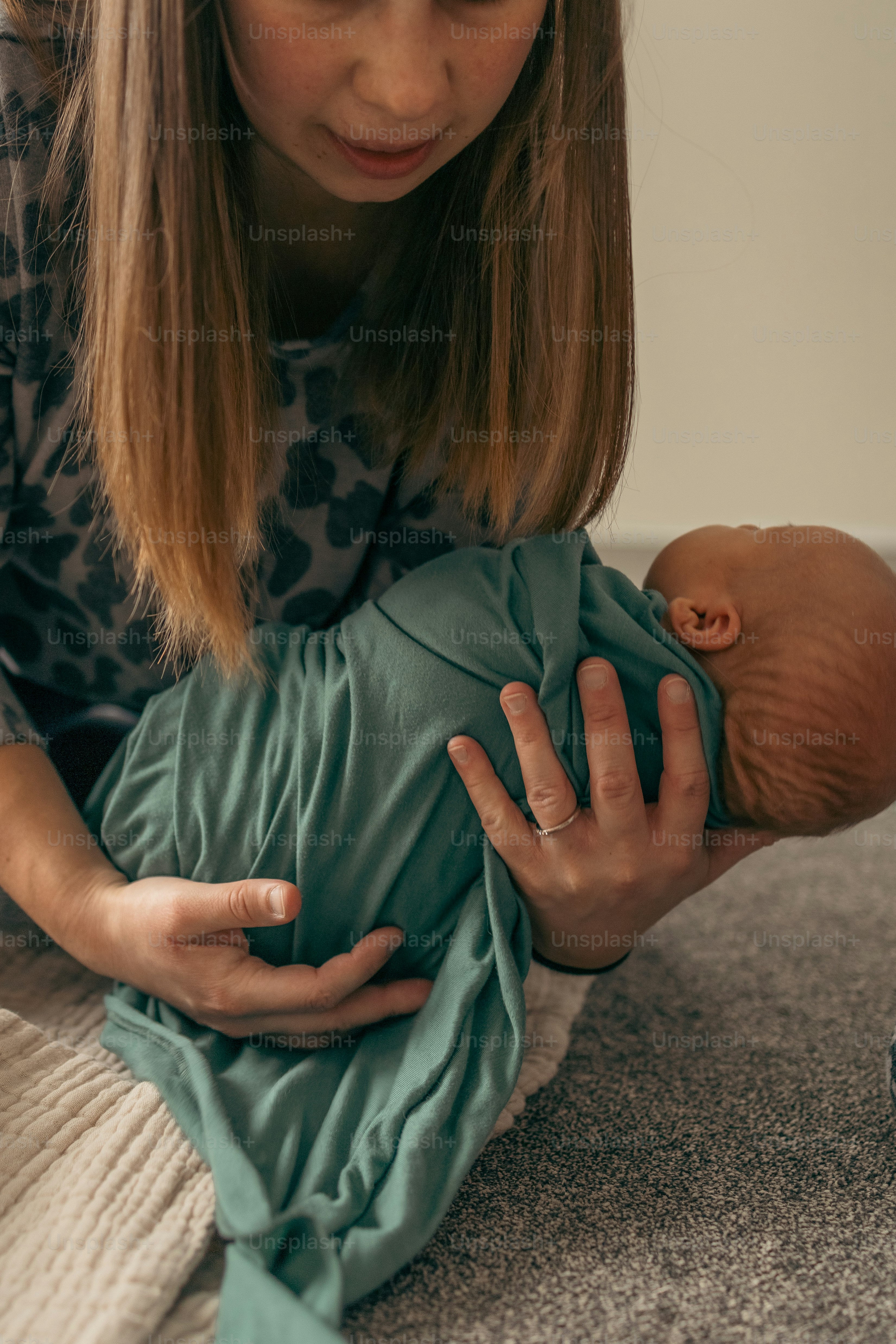 赤ん坊を腕に抱く女性