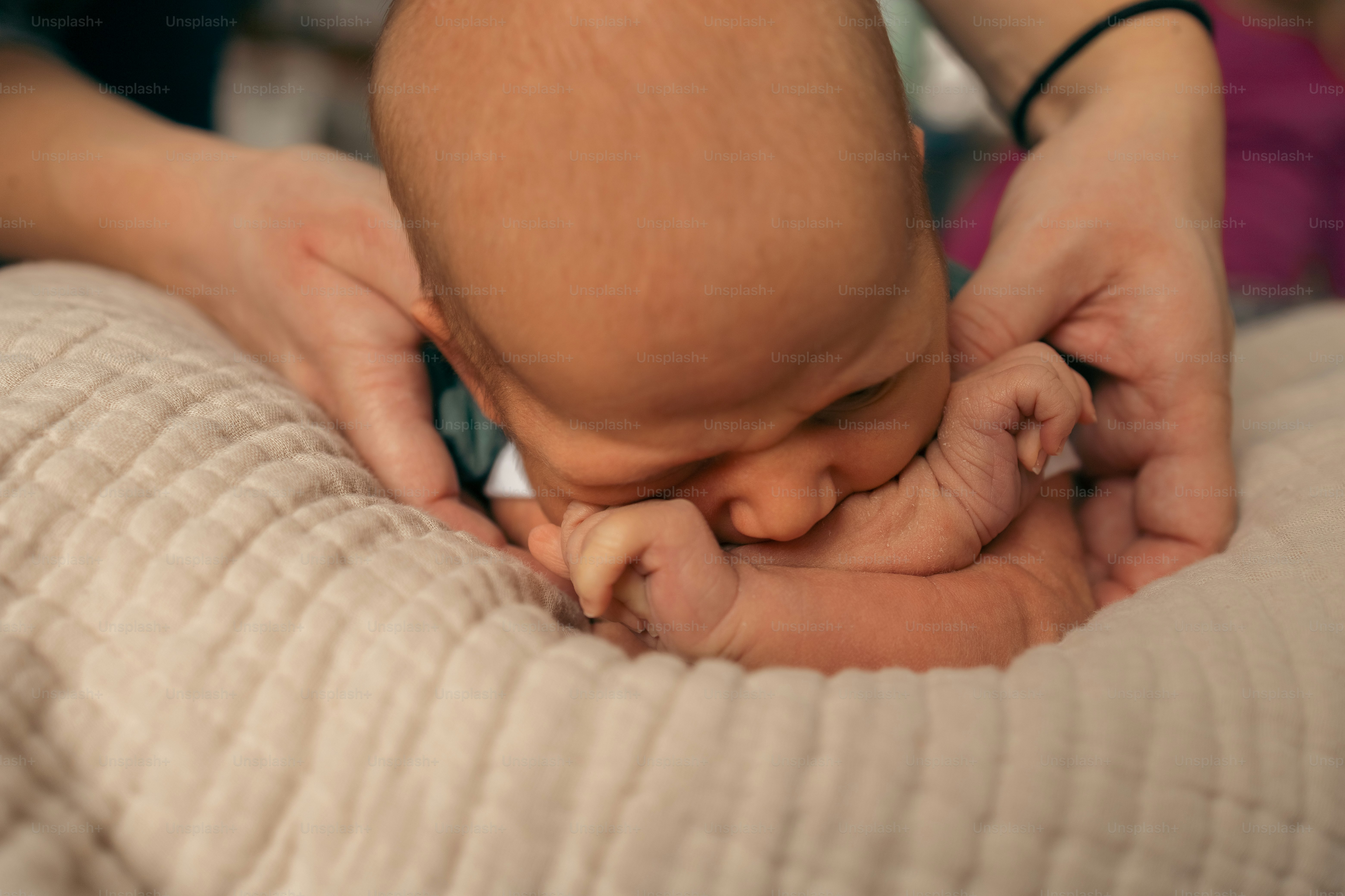 赤ちゃんを腕に抱いている人