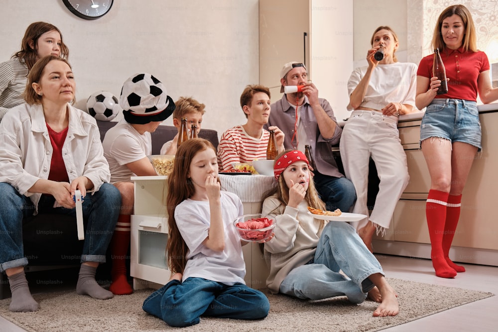 un grupo de personas sentadas comiendo alimentos