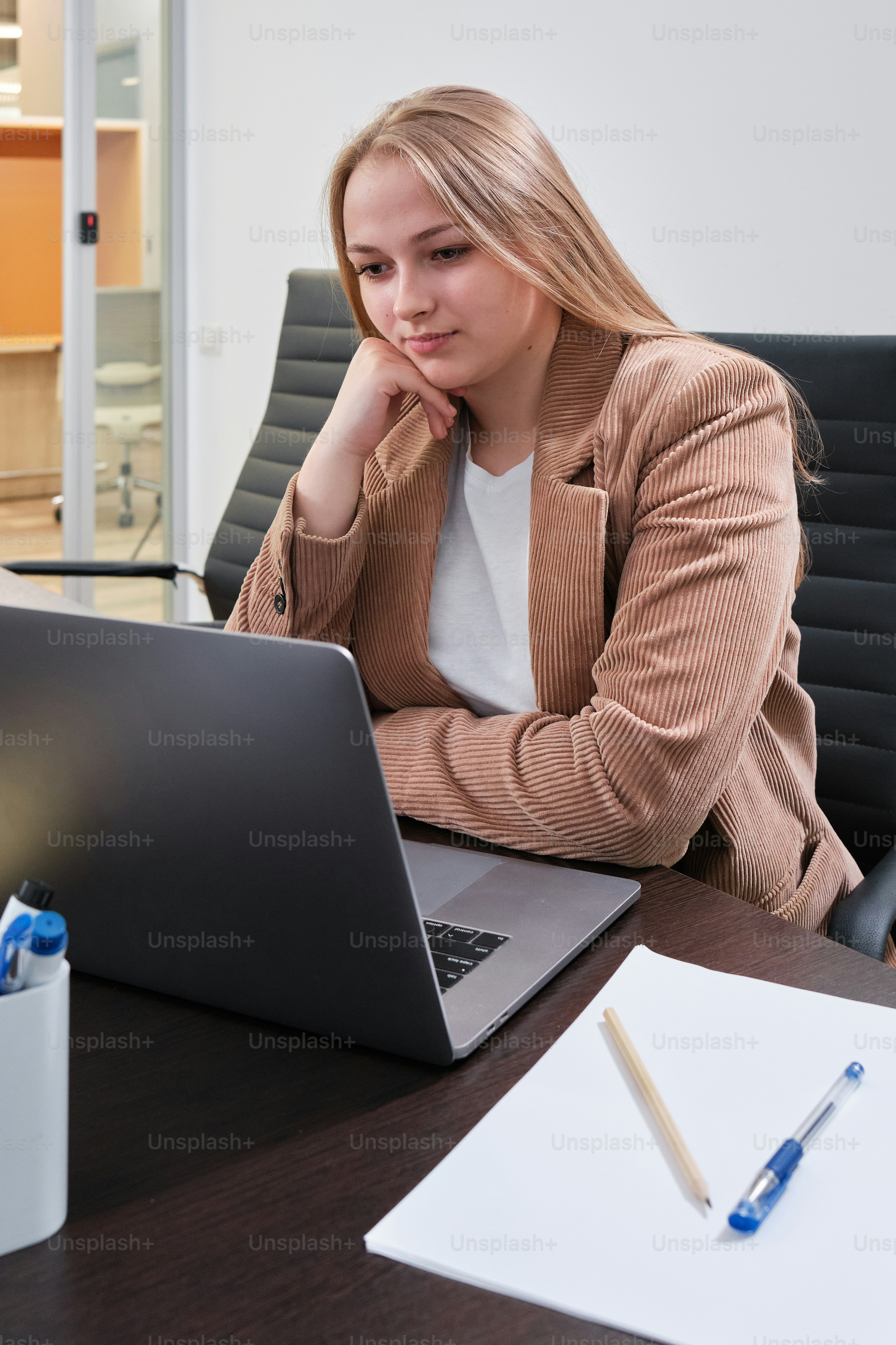 Eine Frau sitzt vor einem Laptop