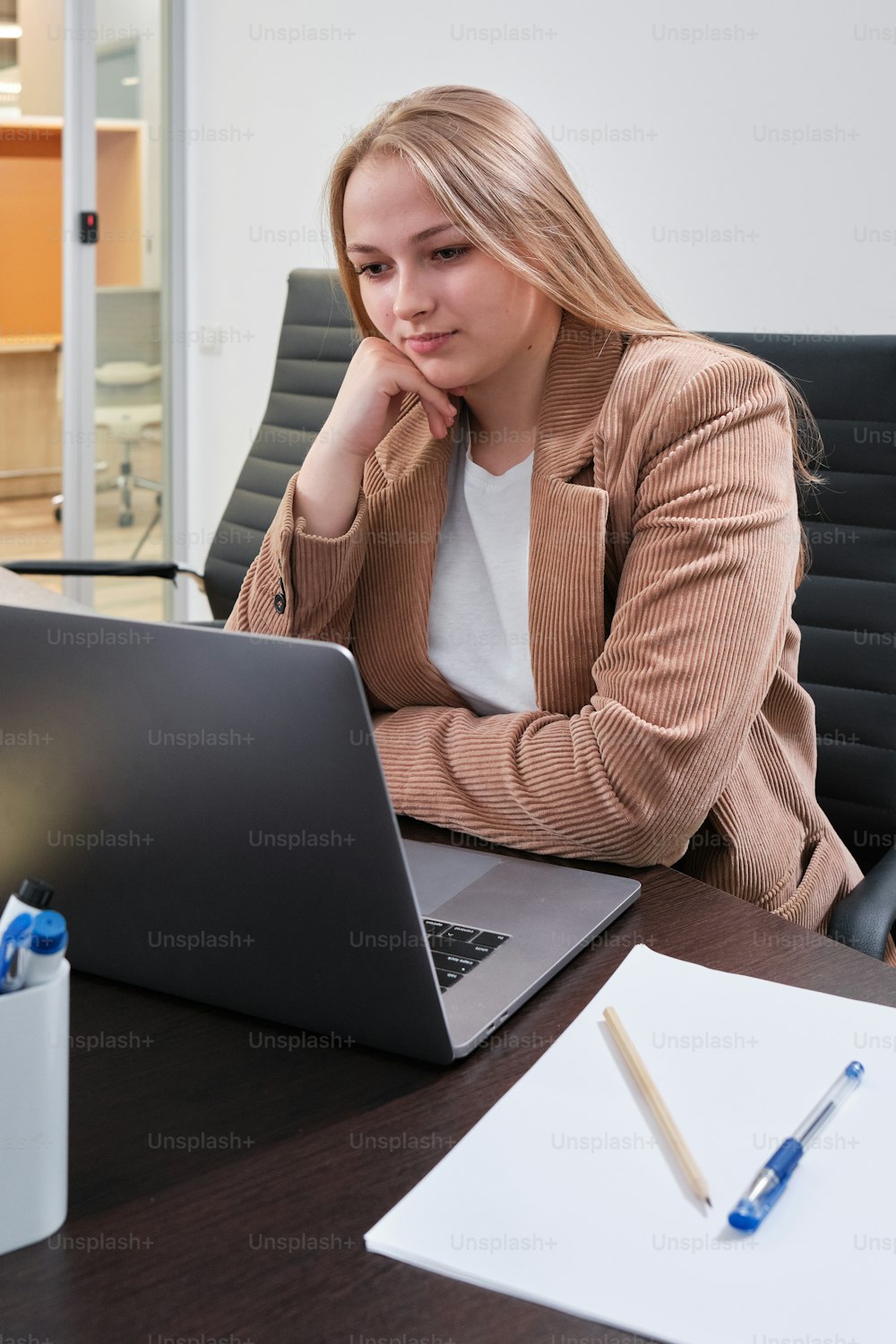 Una mujer sentada frente a una computadora portátil