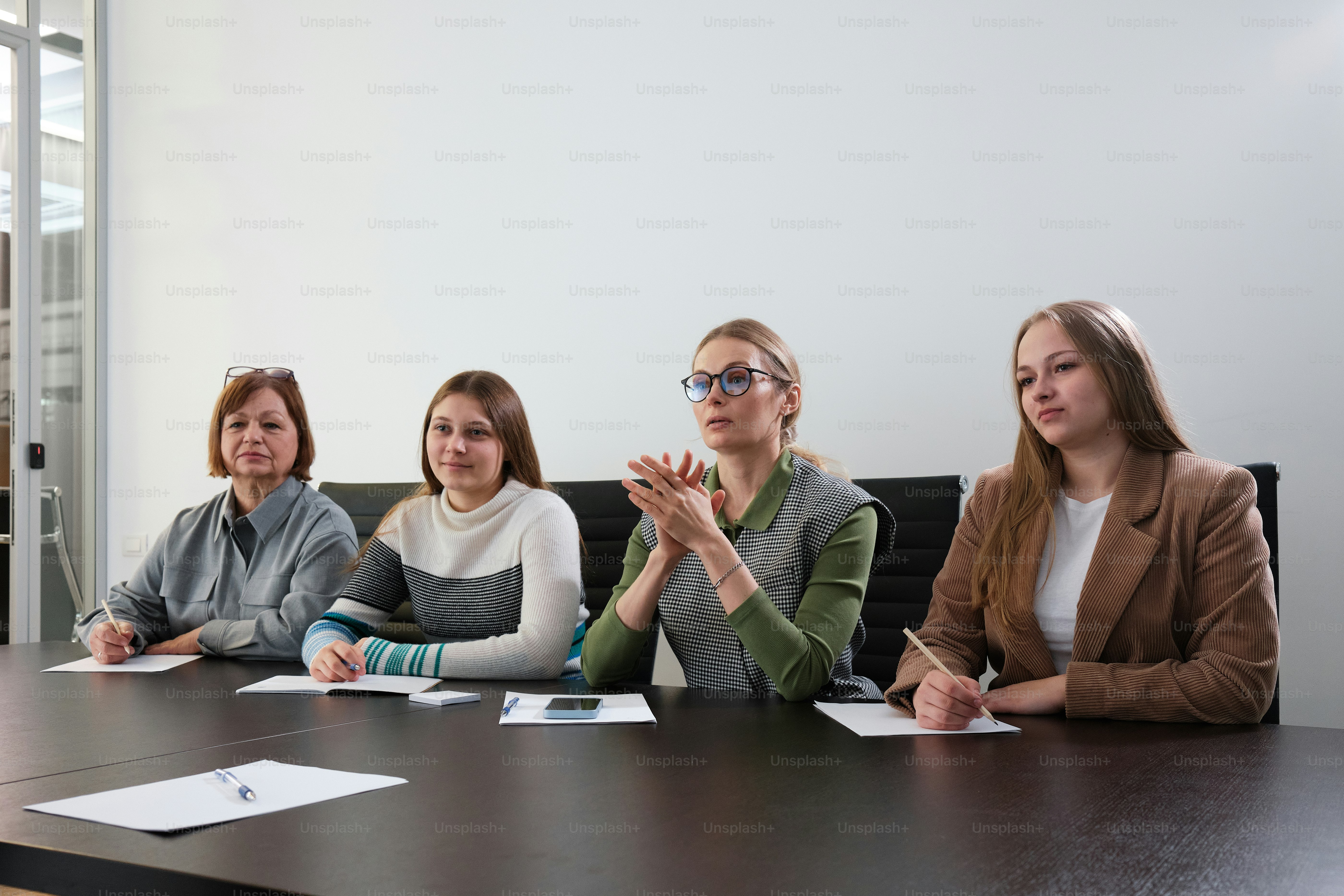 U.S. jobless claims increase slightly to 207,000 for the week