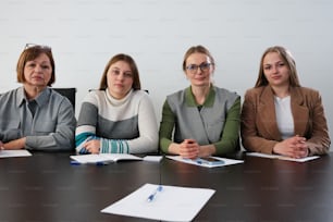 Eine Gruppe von Frauen sitzt an einem Tisch