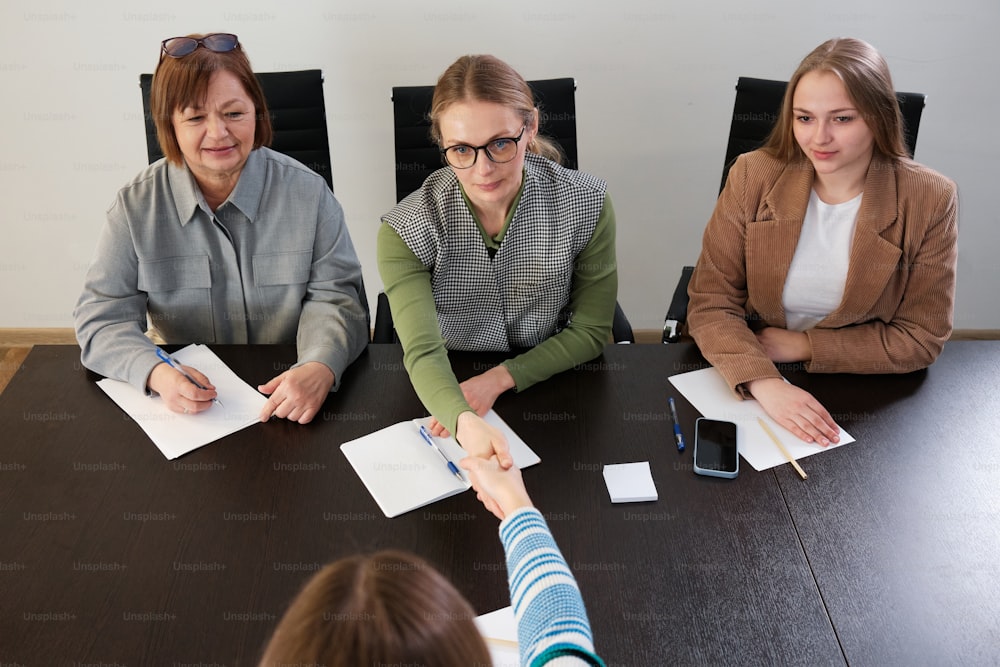 um grupo de pessoas sentadas ao redor de uma mesa