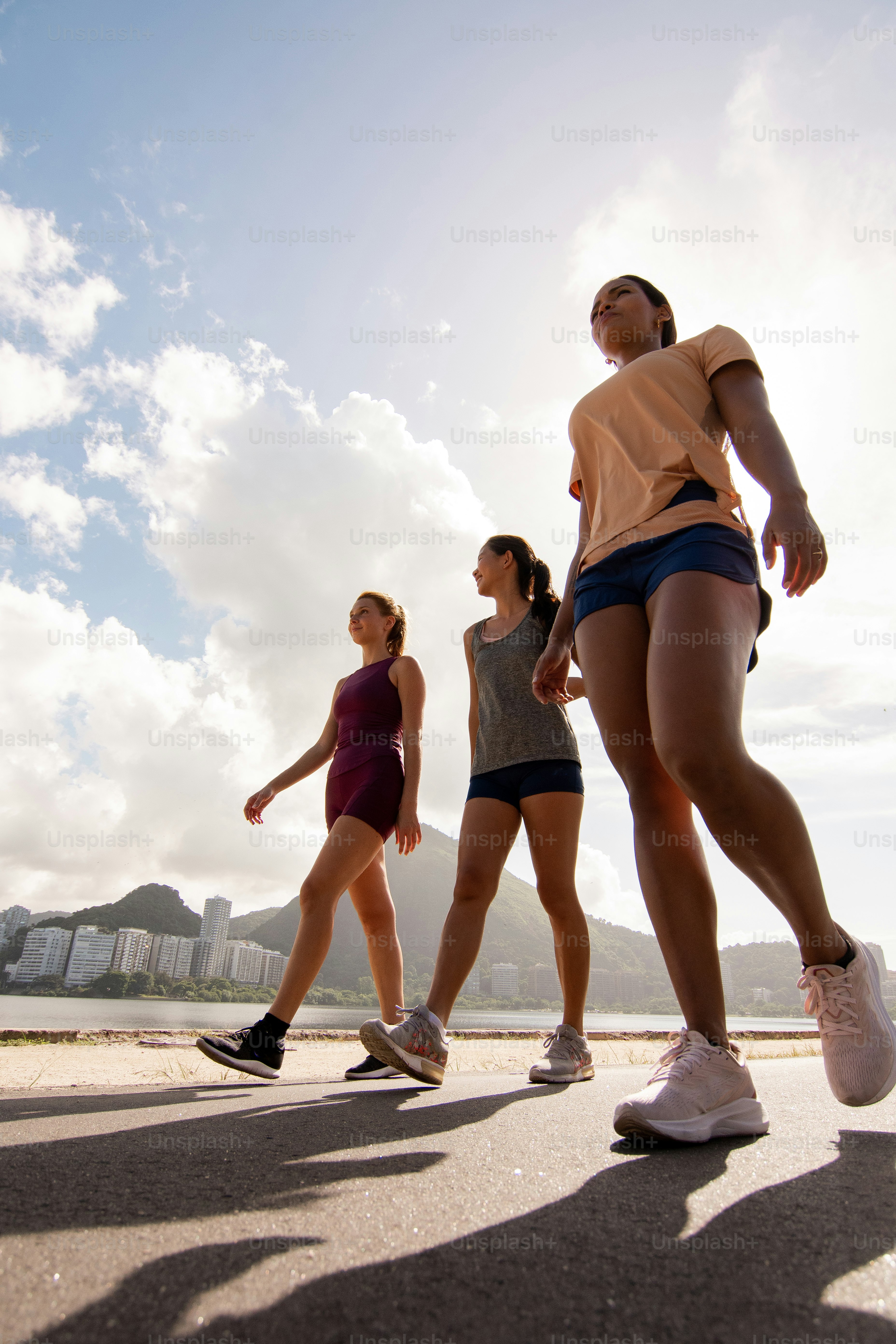 Un grupo de mujeres jóvenes caminando por una calle