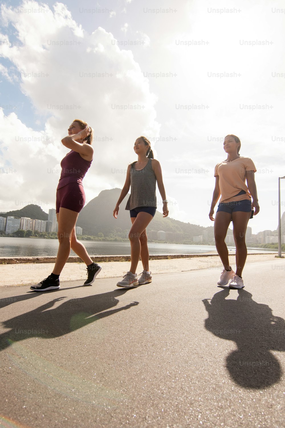 通りをスケートボー�ドに乗る若い女性のグループ