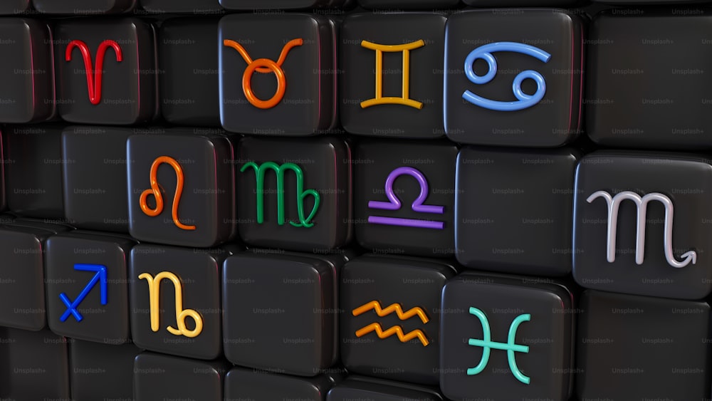 Nahaufnahme einer Tastatur mit Astro-Symbolen