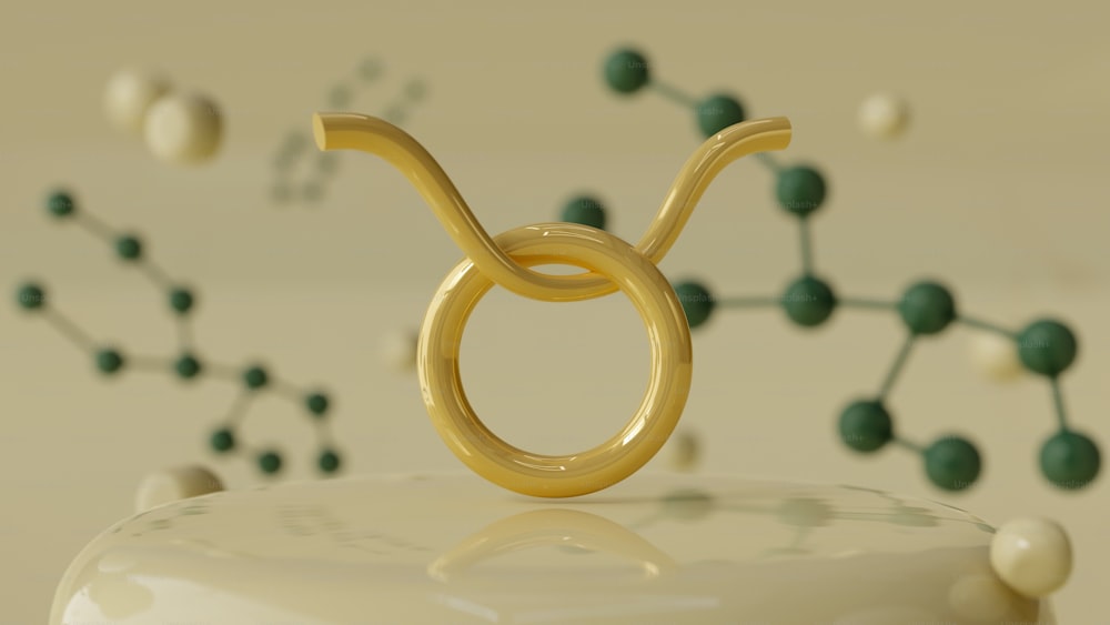 Un anillo de oro sentado encima de un pastel