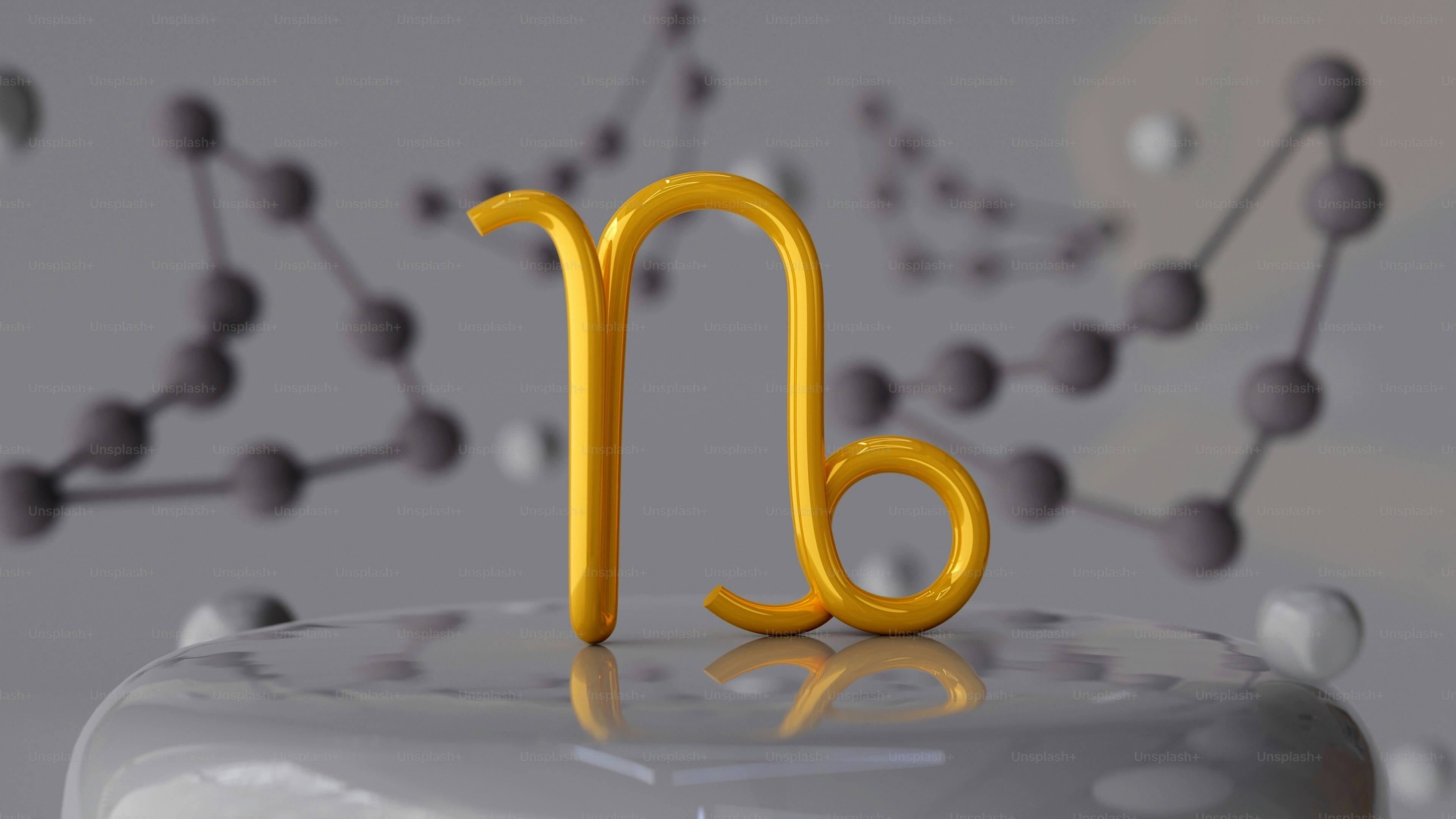 Un primer plano de un pastel con la letra J en él