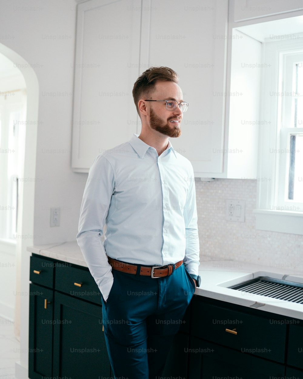 Ein Mann steht in einer Küche neben einer Spüle
