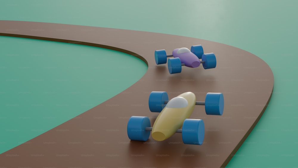 Tres coches de juguete en una pista con un monopatín en el medio