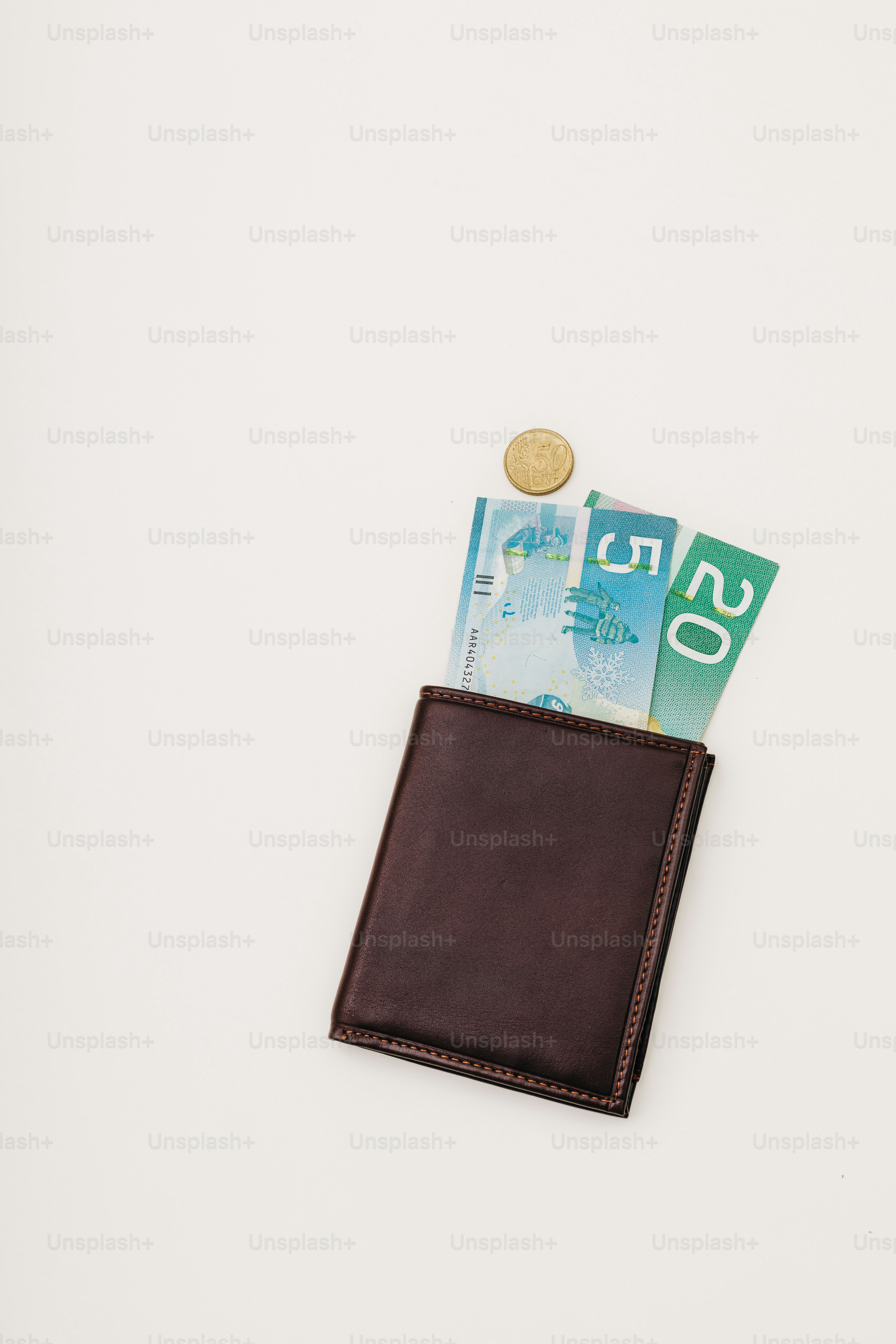 Ein ledernes Portemonnaie, aus dem Geld herausragt