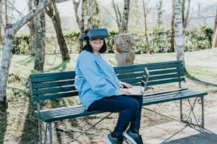 uma mulher sentada em um banco usando um fone de ouvido virtual