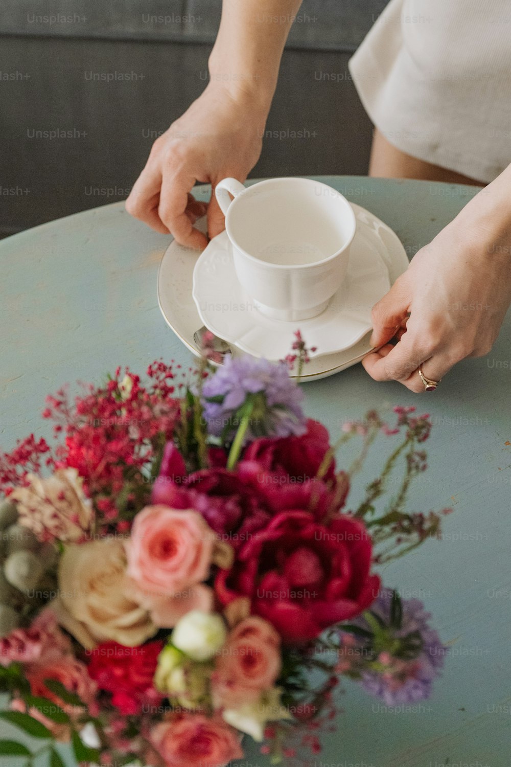 Eine Frau arrangiert Blumen auf einem Tisch