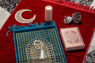 ein Teppich, eine Kerze und andere Gegenstände auf einem Tisch