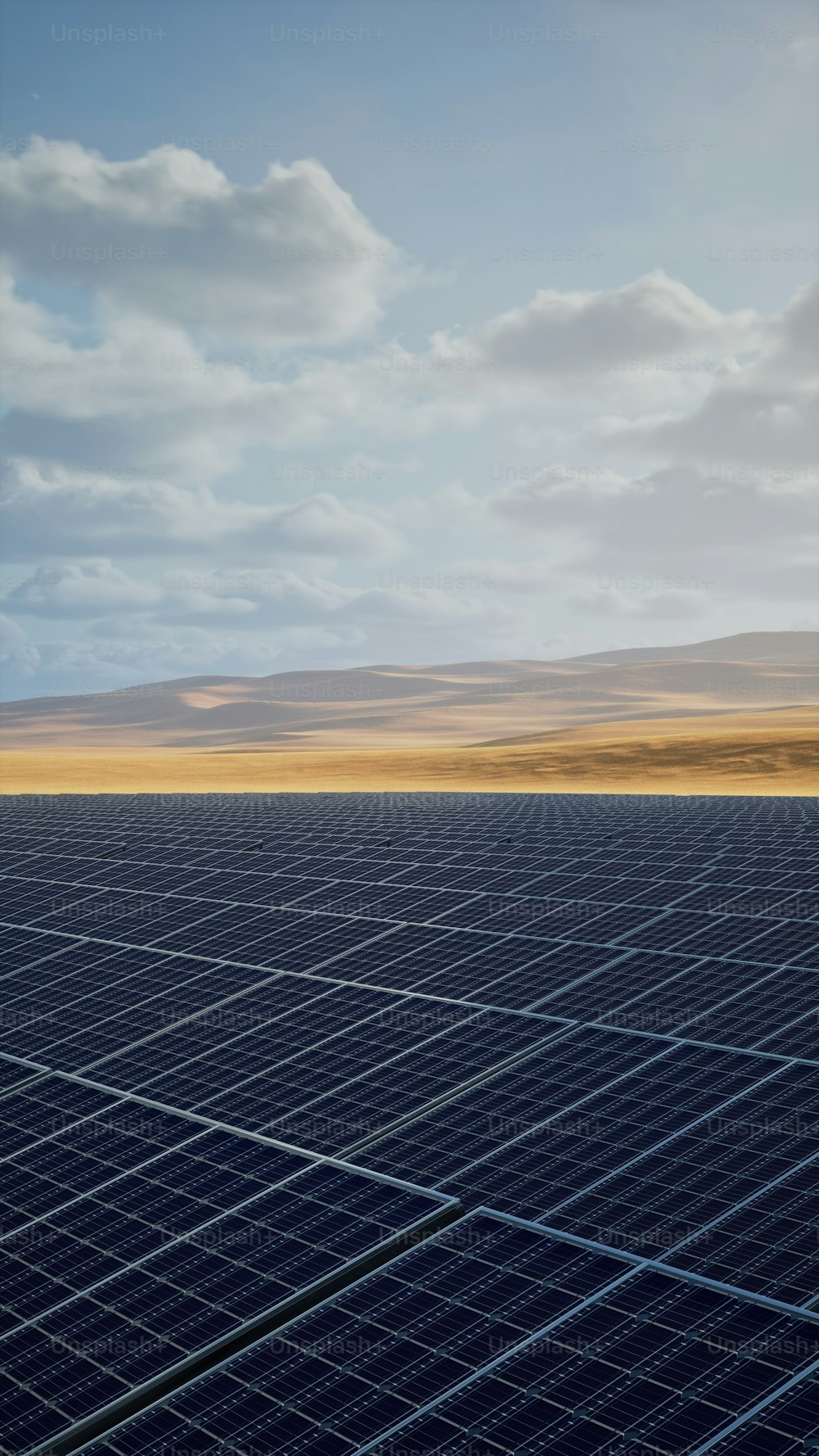 Un gran panel solar en medio de un desierto