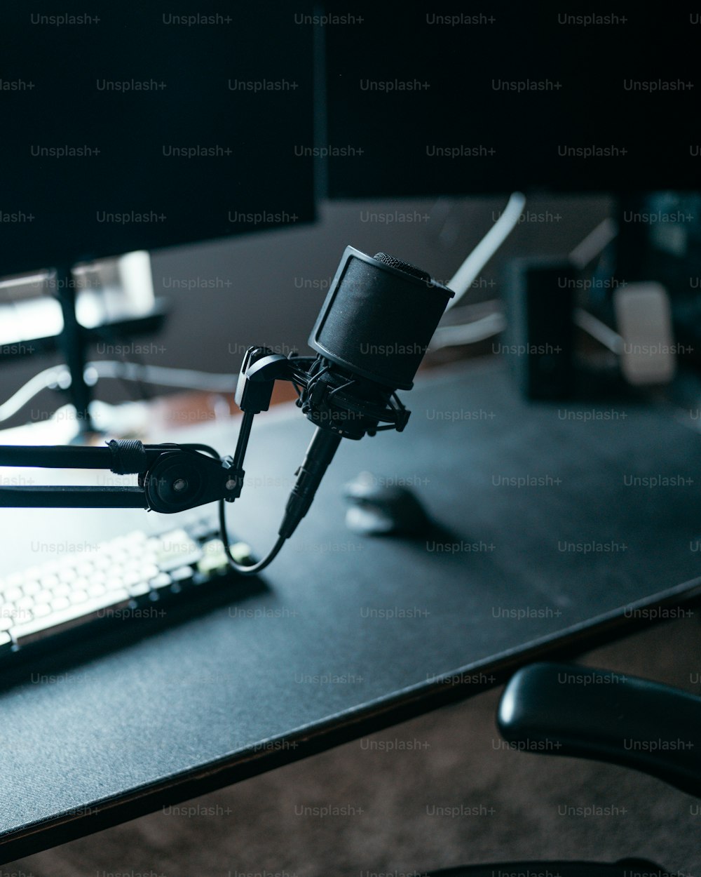 책상 위의 랩톱 컴퓨터에 연결된 마이크