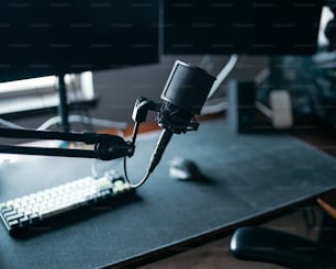 um microfone conectado a um monitor de computador em uma mesa