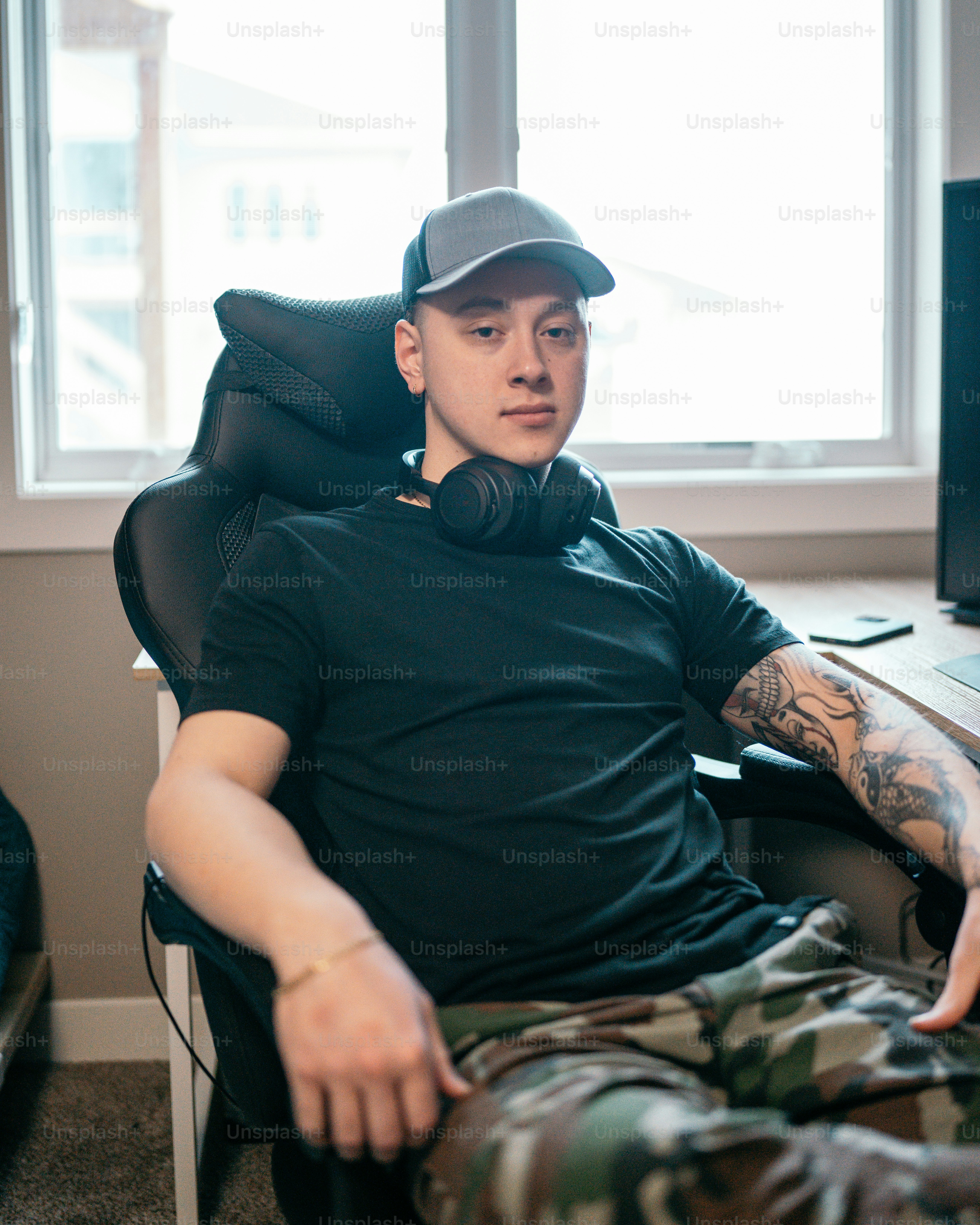A man sitting in front of a computer with headphones on photo – Gaming ...