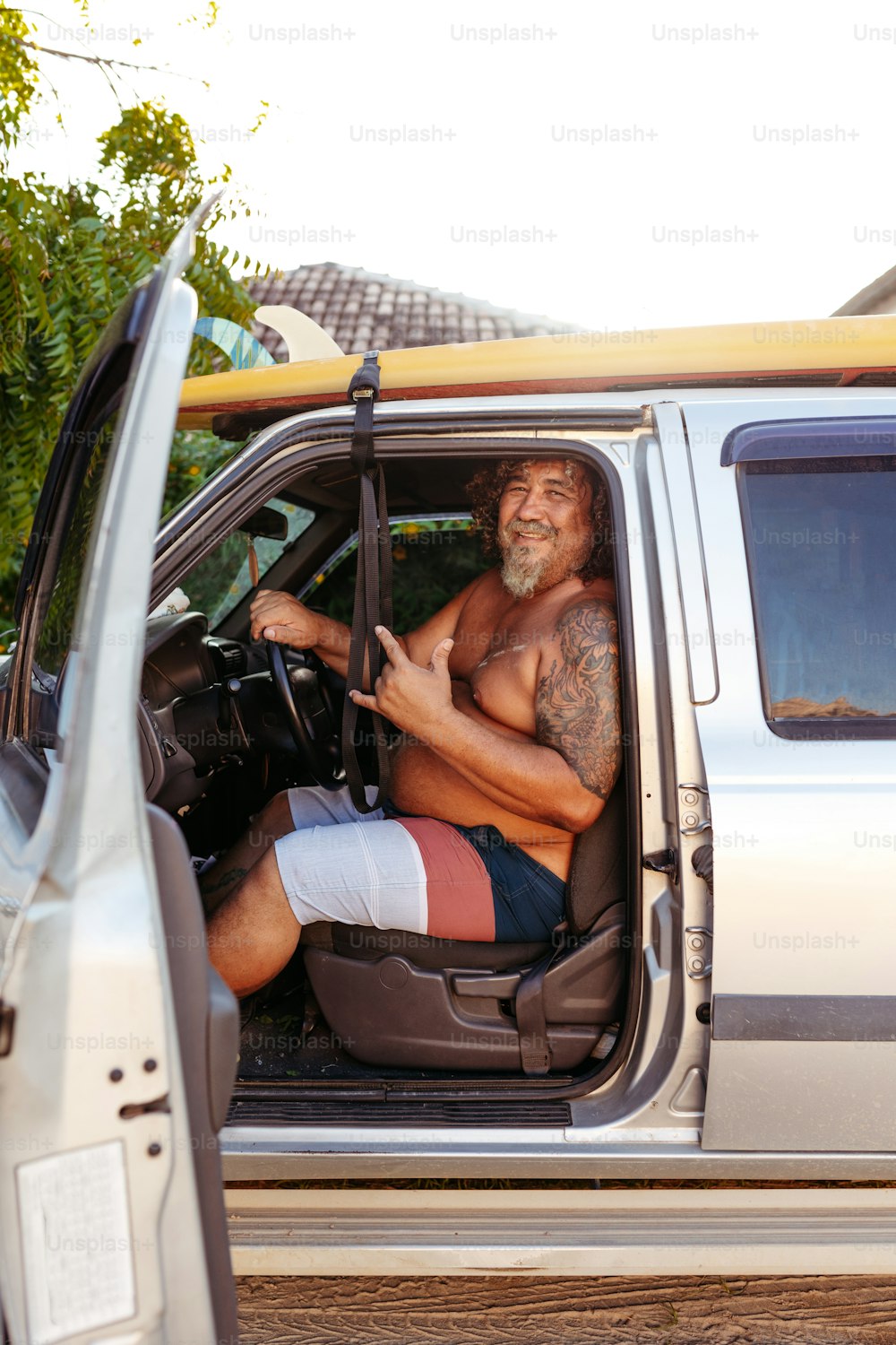 Ein Mann sitzt auf dem Fahrersitz eines Lastwagens