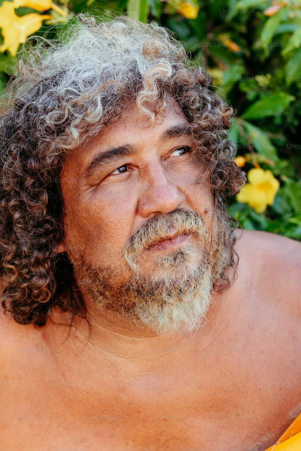 um close up de um homem com cabelo encaracolado