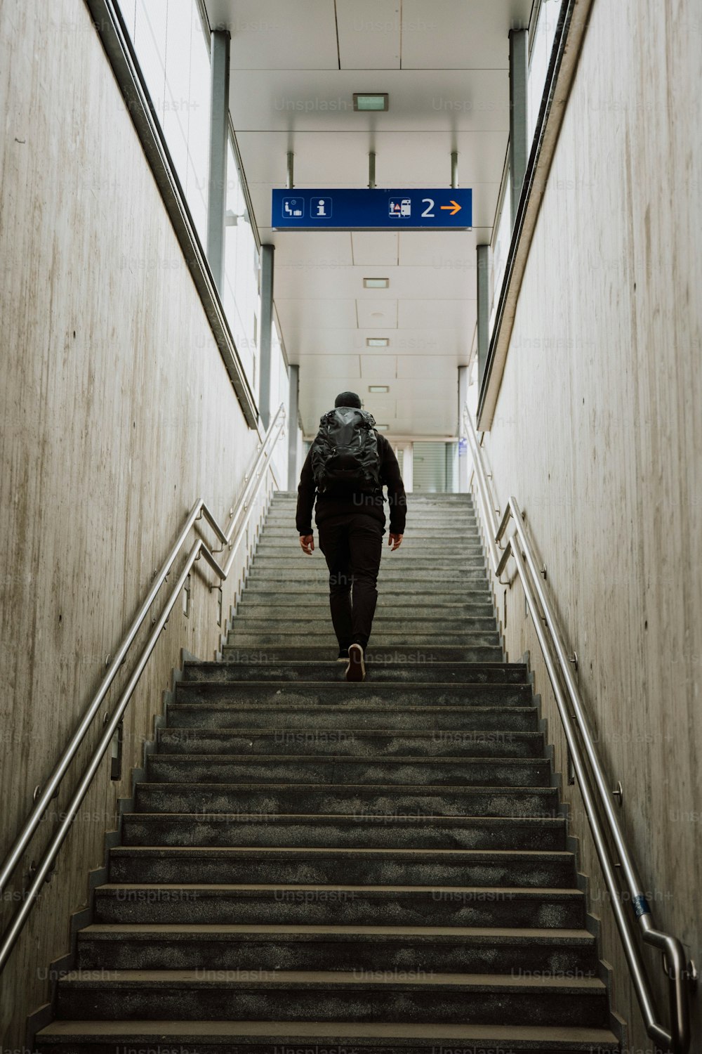 Un hombre bajando un tramo de escaleras