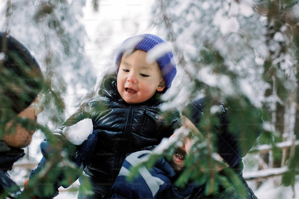 幼い子供が雪の中で遊んでいる