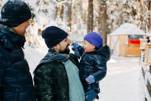 um homem e uma criança em pé na neve