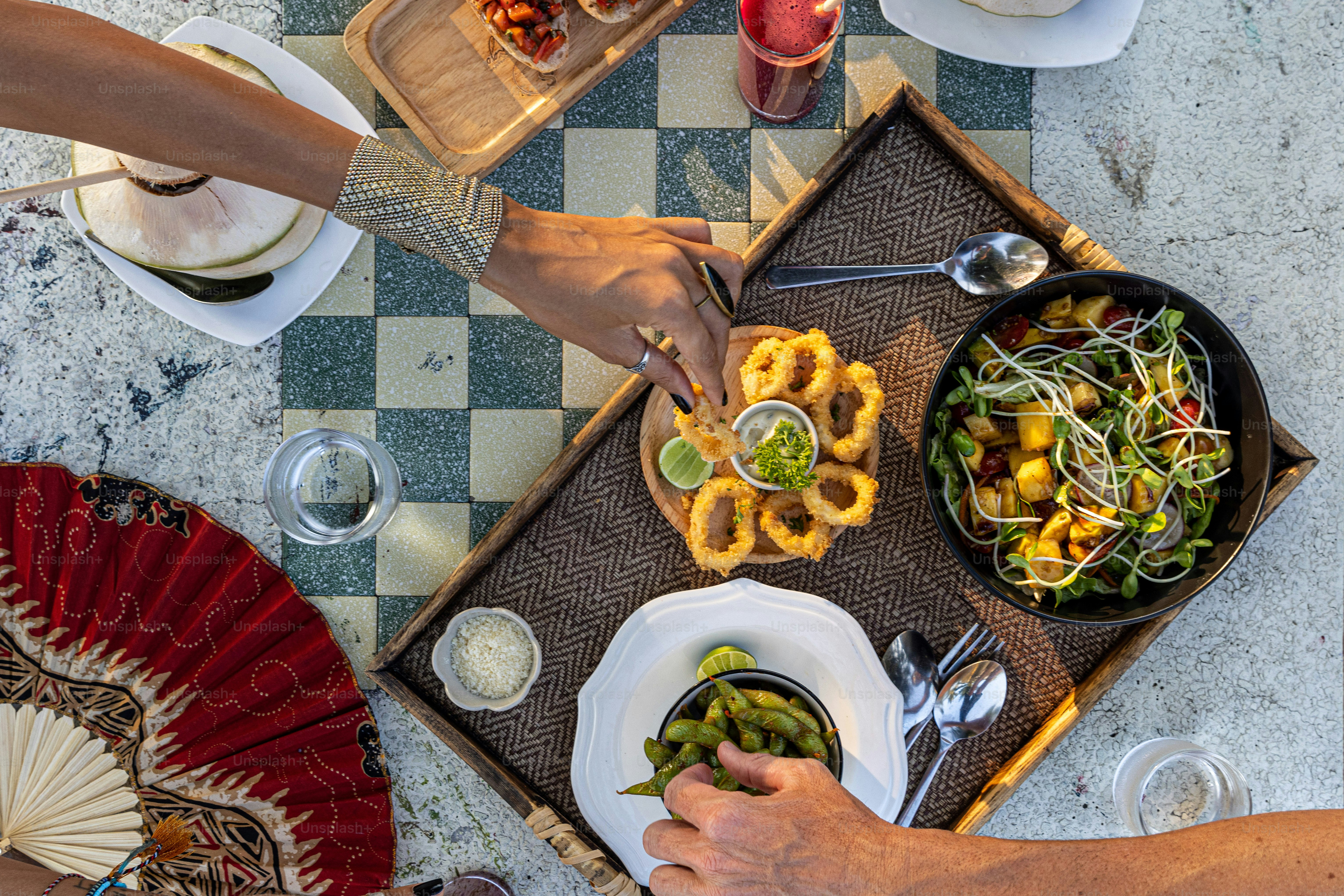 un groupe de personnes assises à une table en train de manger de la nourriture
