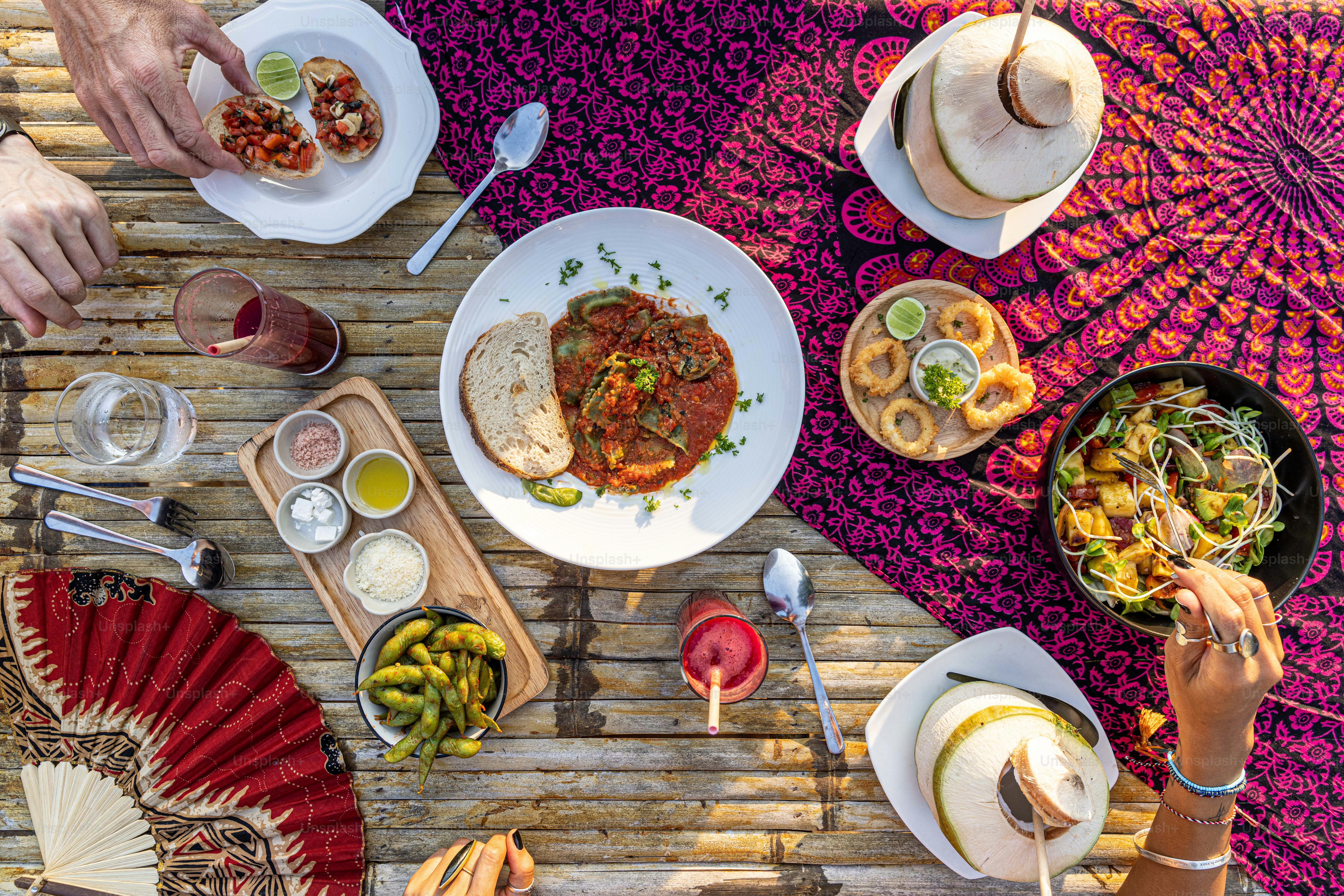 Un grupo de personas sentadas en una mesa con platos de comida