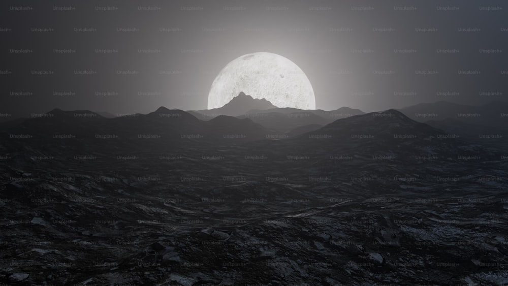 Une pleine lune se levant sur une chaîne de montagnes