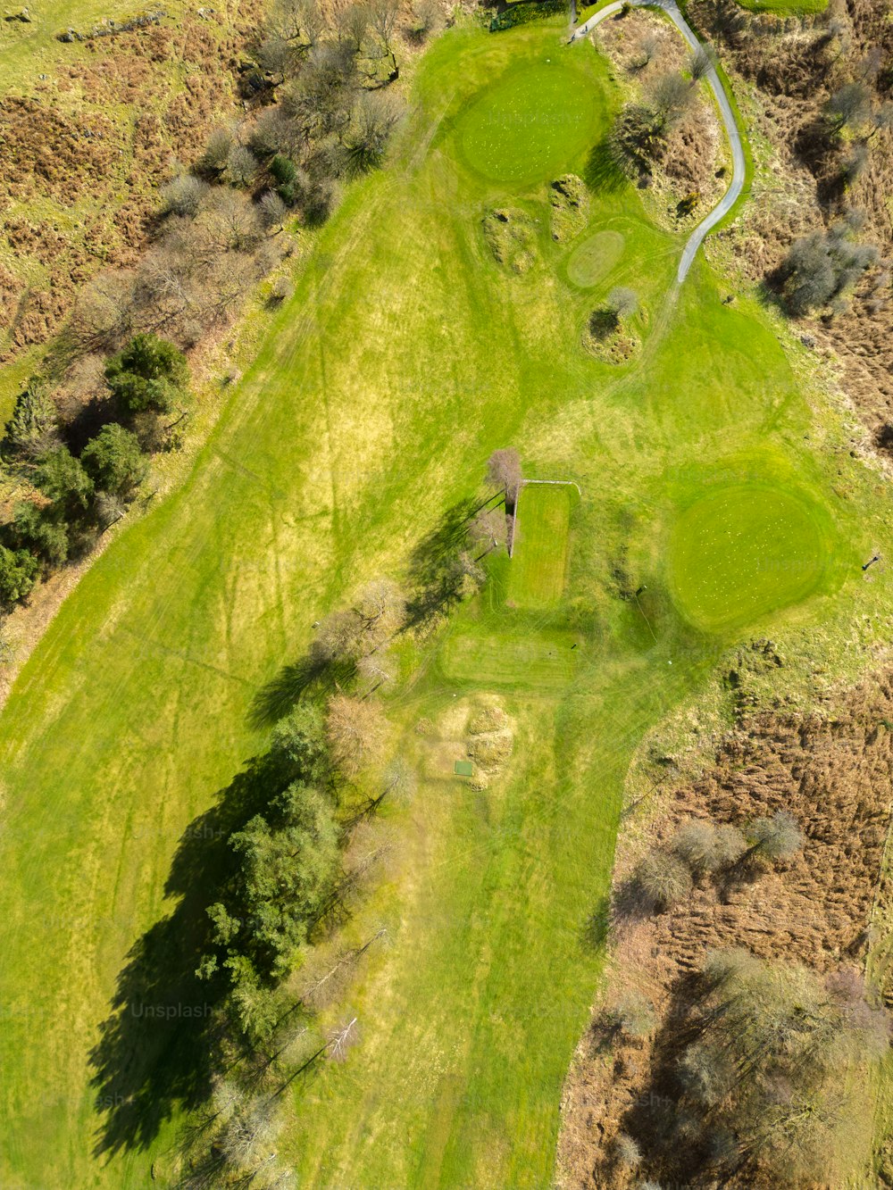 uma vista aérea de um campo de golfe verde