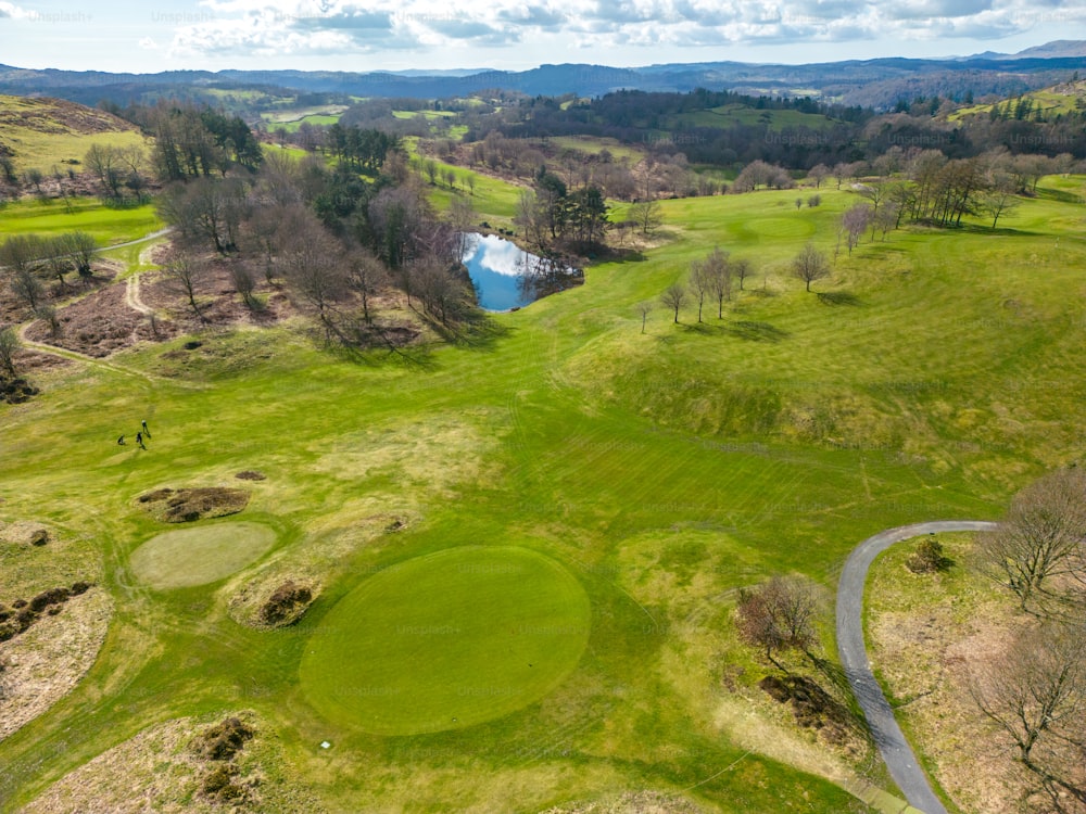 uma vista aérea de um campo de golfe com uma lagoa