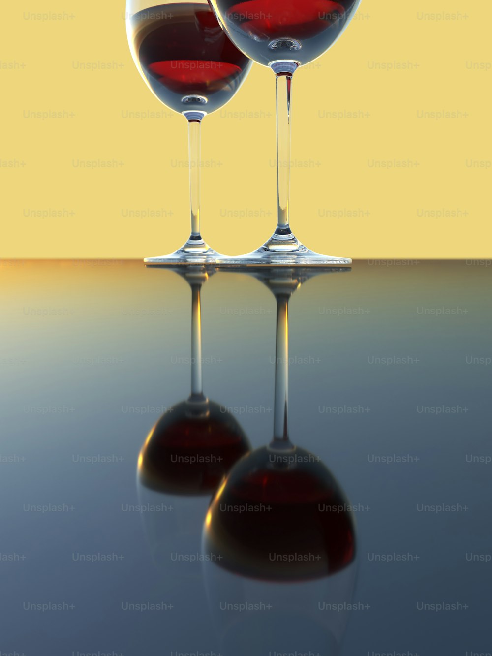 Un par de copas de vino sentadas encima de una mesa
